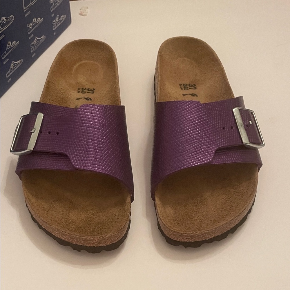 Birkenstock Catalina Birko-Flor Embossed - Shiny Lizard Acai
Sandals 37 US 6M/N